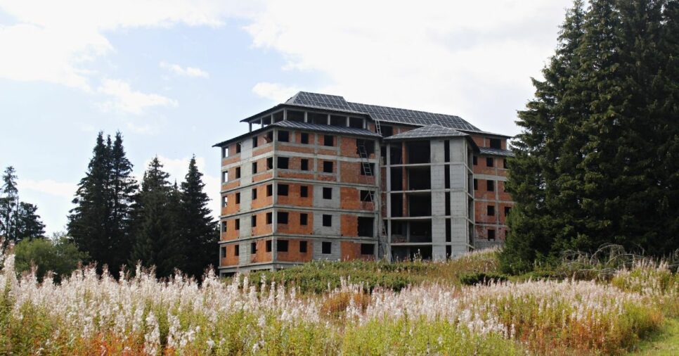 In one of the best locations on Kopaonik, with direct ski slope access, apartment buildings have been under illegal construction for years. Despite warnings, bans, and court proceedings, they have not been demolished to this day. Instead, they serve as an example of how illegal construction in a protected area is tolerated.
